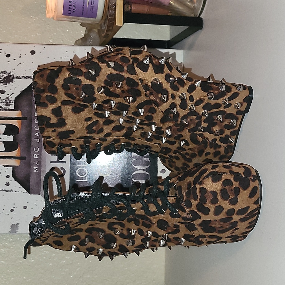 Bettie Page "Belladonna" gravity platform wedge, sz7 leopard print